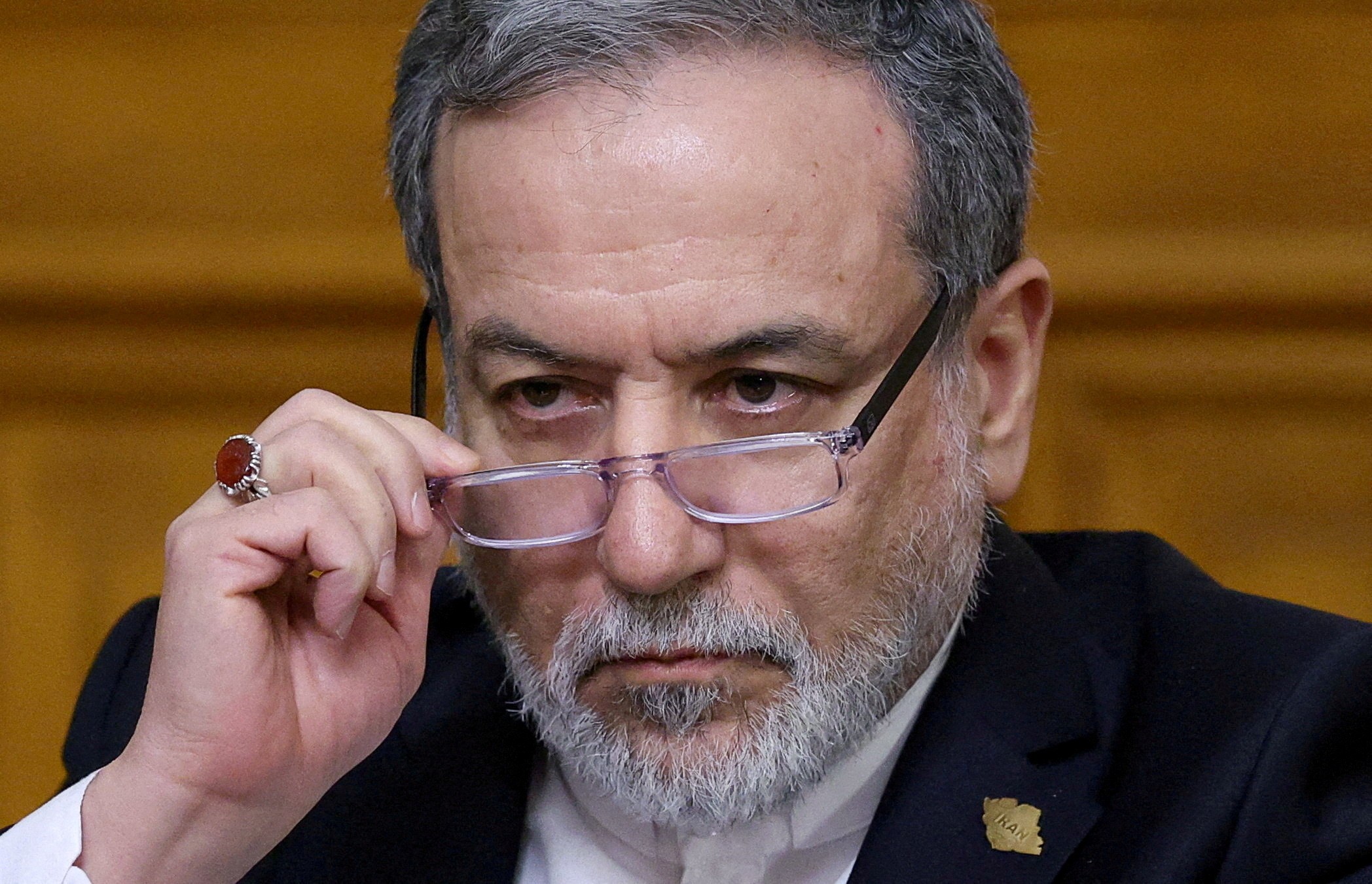 Ministro das Relações Exteriores do Irã afirma que conversas com EUA seguem ‘em andamento’