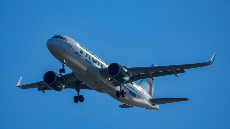 Voo é cancelado após avião atropelar pedestre durante a decolagem em Denver, nos EUA