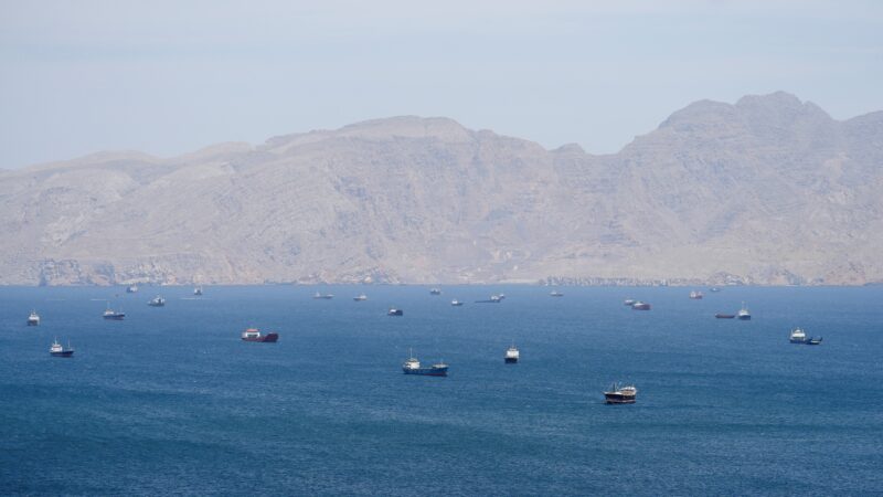 EUA dizem ter destruído lanchas iranianas que tentavam interferir em navegação comercial; Teerã nega