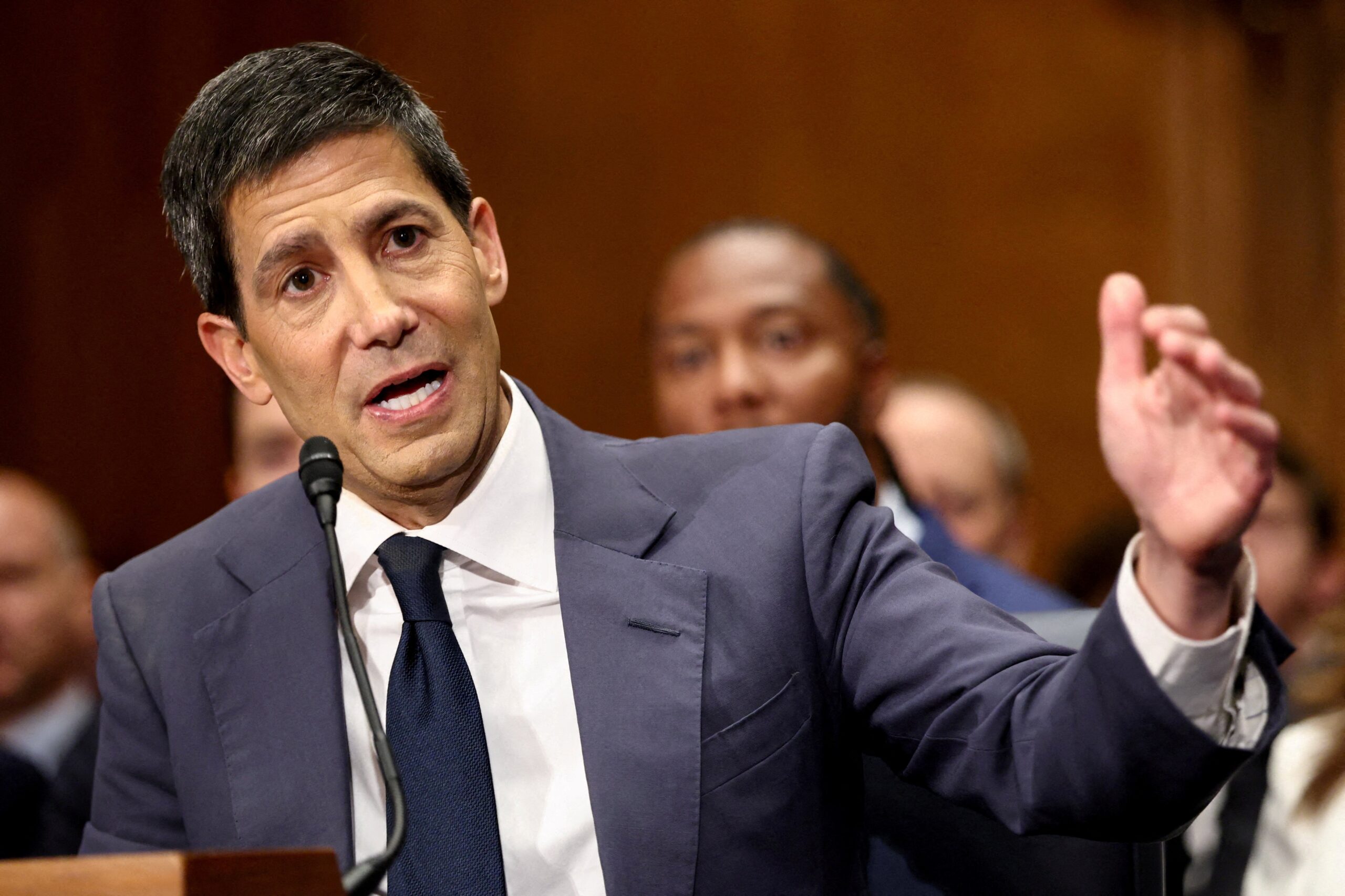 Kevin Warsh, indicado por Trump, assume o comando do Fed: o que esperar e impactos para o Brasil