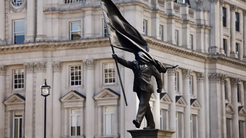 Autoridades de Londres não vão remover estátua de Banksy instalada perto do The Mall