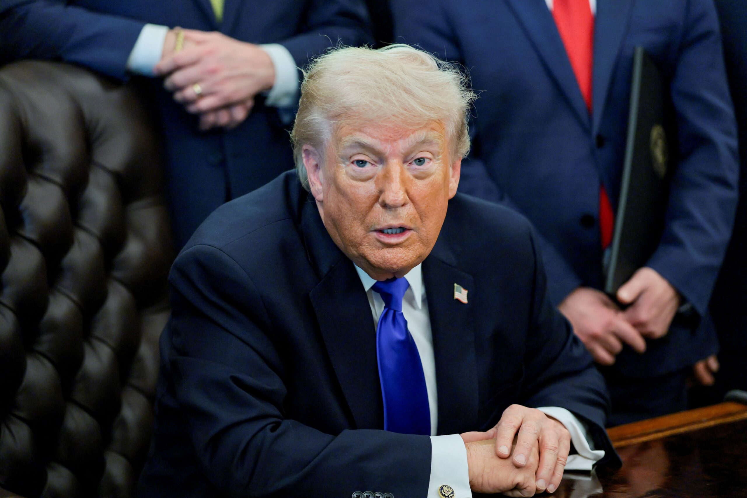 Trump diz que vai elevar tarifas sobre carros e caminhões da União Europeia para 25%