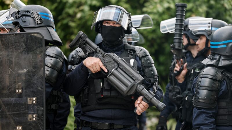 Manifestantes entram em confronto com a polícia durante marcha sindical do Dia do Trabalho em Paris