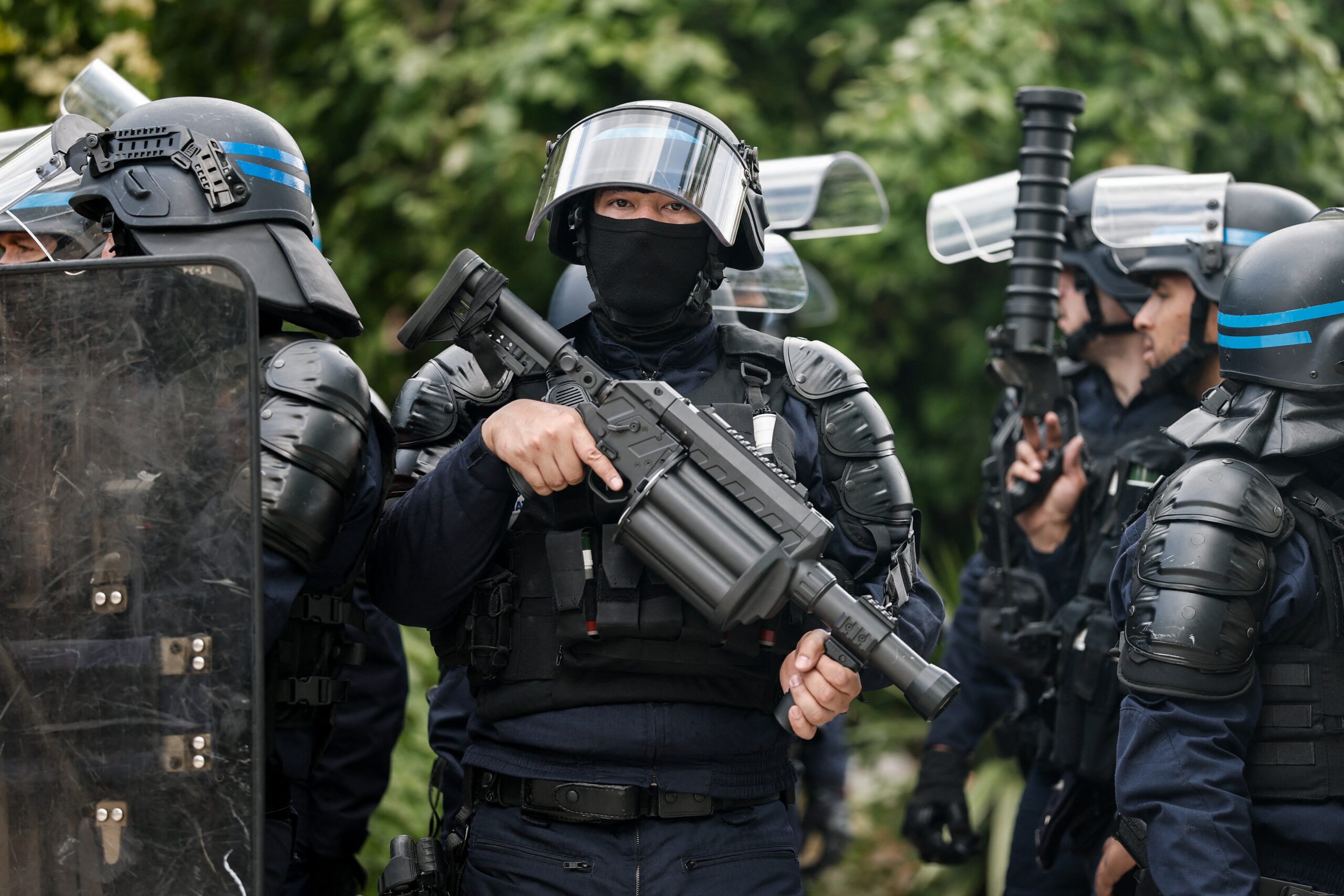 Manifestantes entram em confronto com a polícia durante marcha sindical do Dia do Trabalho em Paris