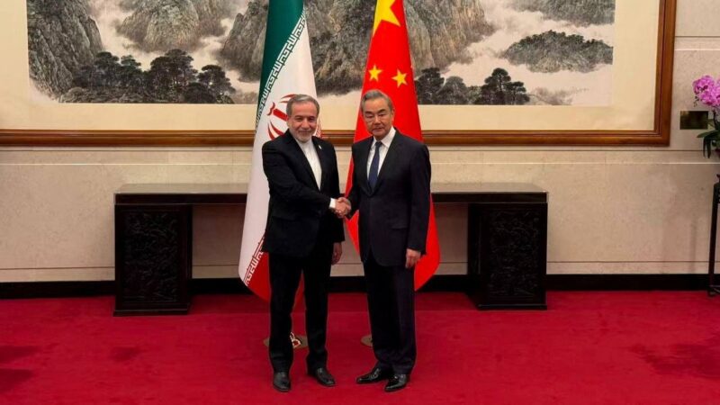 China pede cessar-fogo ‘completo’ na guerra e que EUA e Irã reabram Ormuz o mais rápido possível