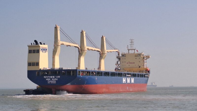 Navio graneleiro com destino ao Brasil atravessa Estreito de Ormuz, diz agência