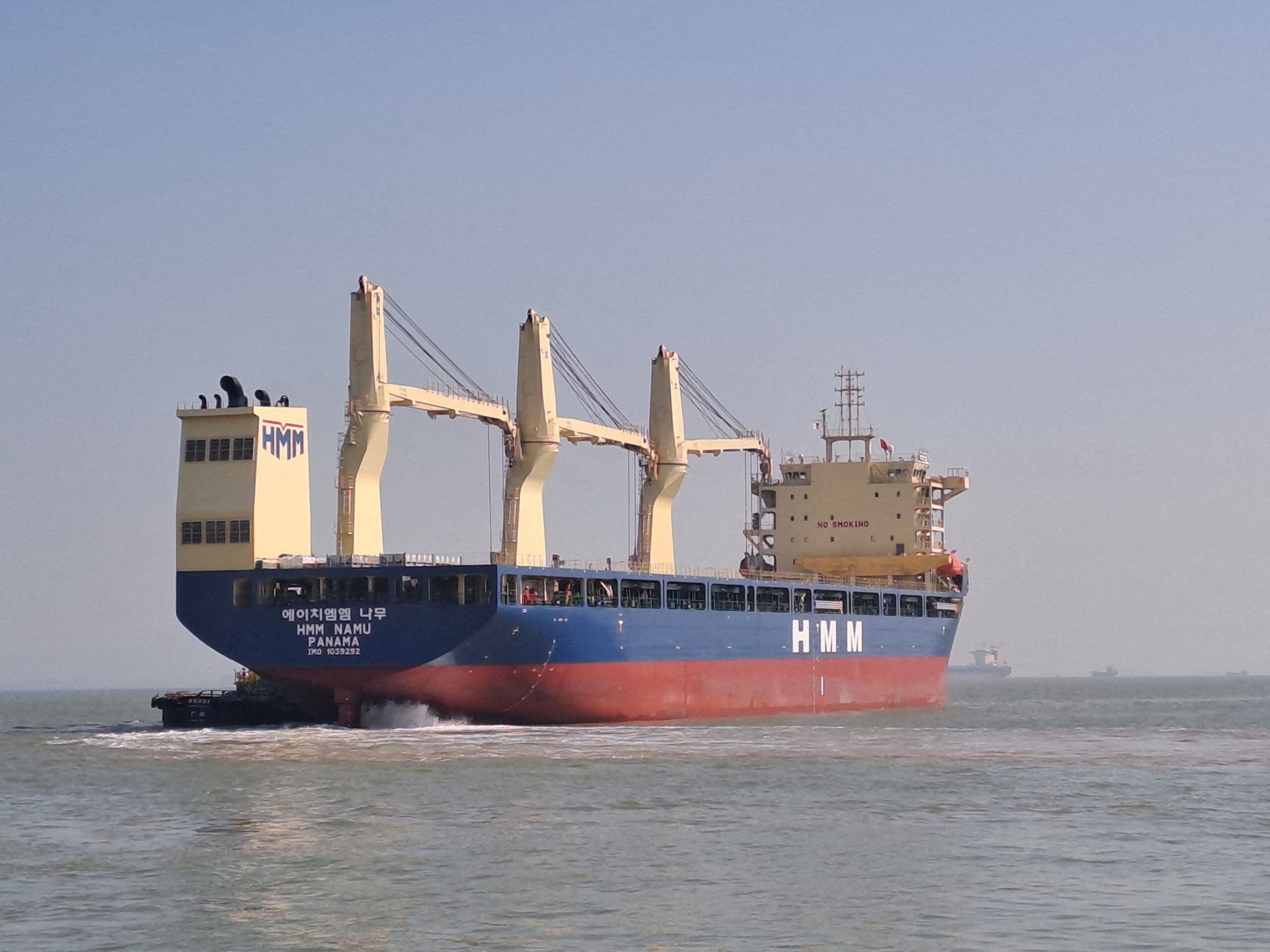 Navio graneleiro com destino ao Brasil atravessa Estreito de Ormuz, diz agência