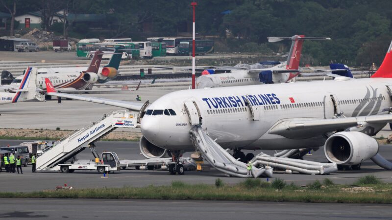 Avião da Turkish Airlines é evacuado em aeroporto no Nepal após incêndio no trem de pouso