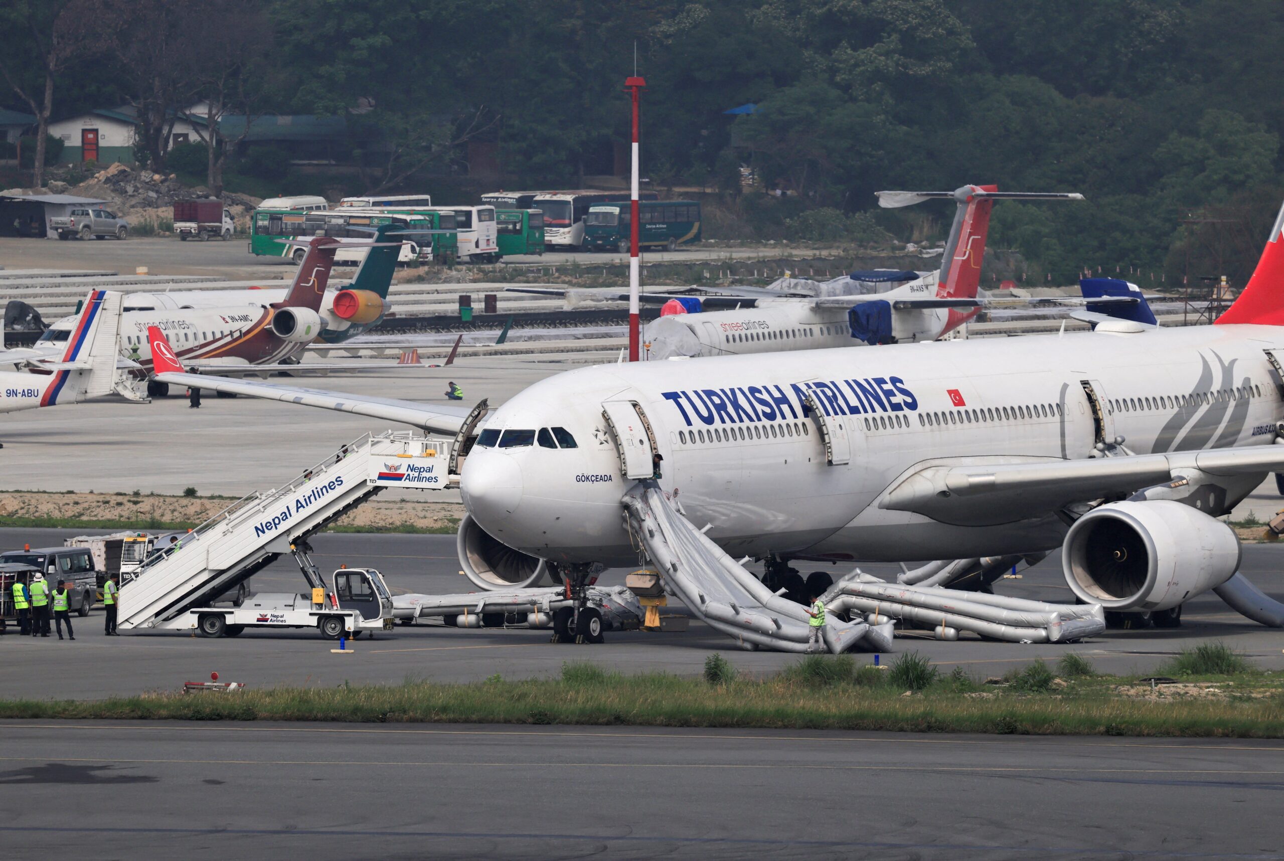Avião da Turkish Airlines é evacuado em aeroporto no Nepal após incêndio no trem de pouso
