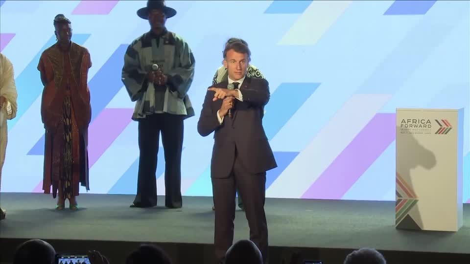 Presidente da França dá bronca em plateia por causa de barulho em evento no Quênia; VÍDEO