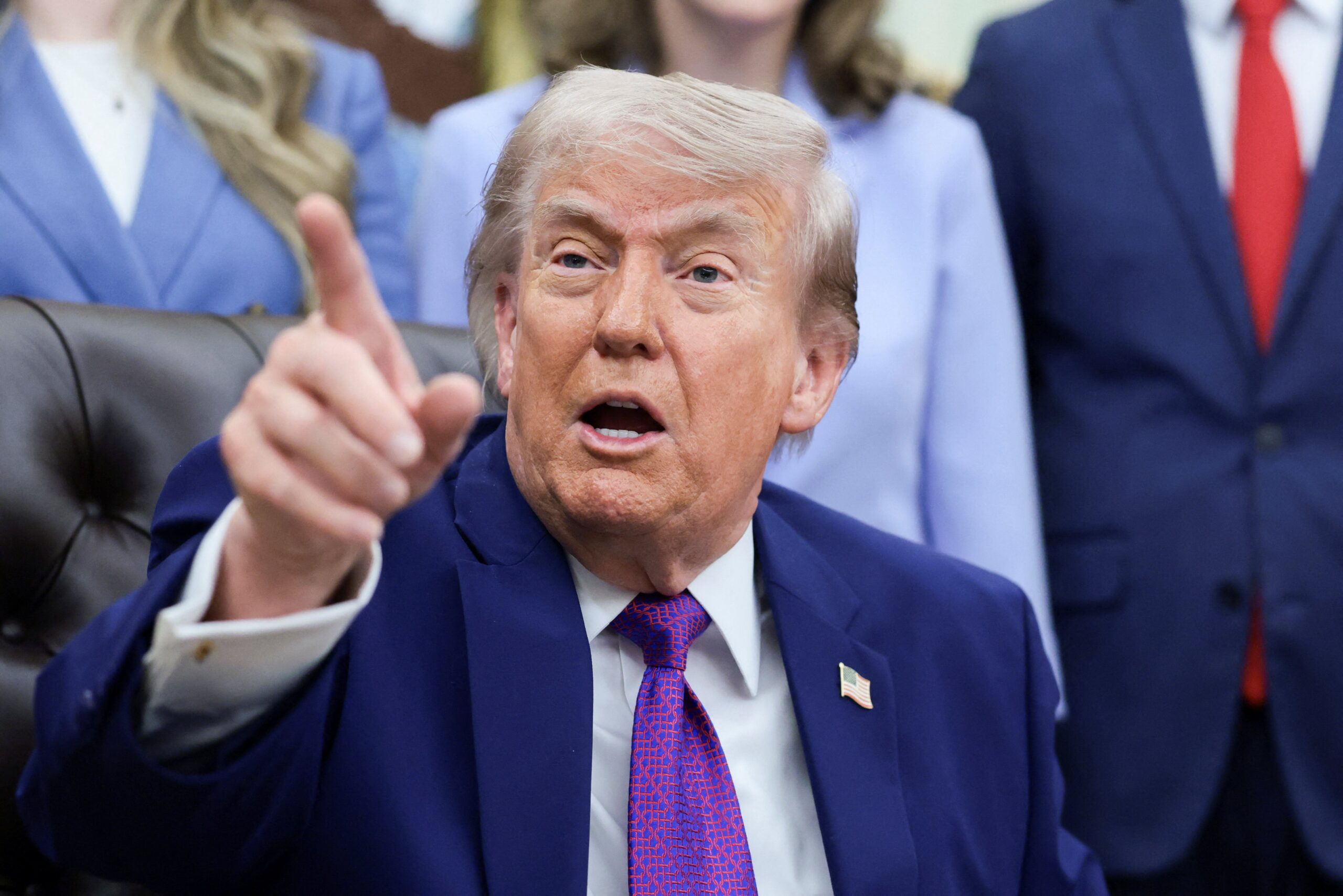 Trump quer suspender imposto federal sobre gasolina nos EUA para conter preços