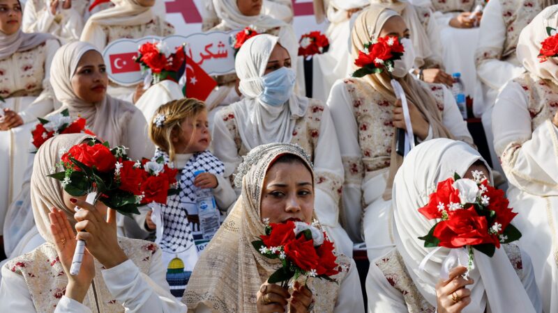 FOTOS: Em meio à guerra e à crise humanitária, Gaza realiza casamento coletivo para 50 casais