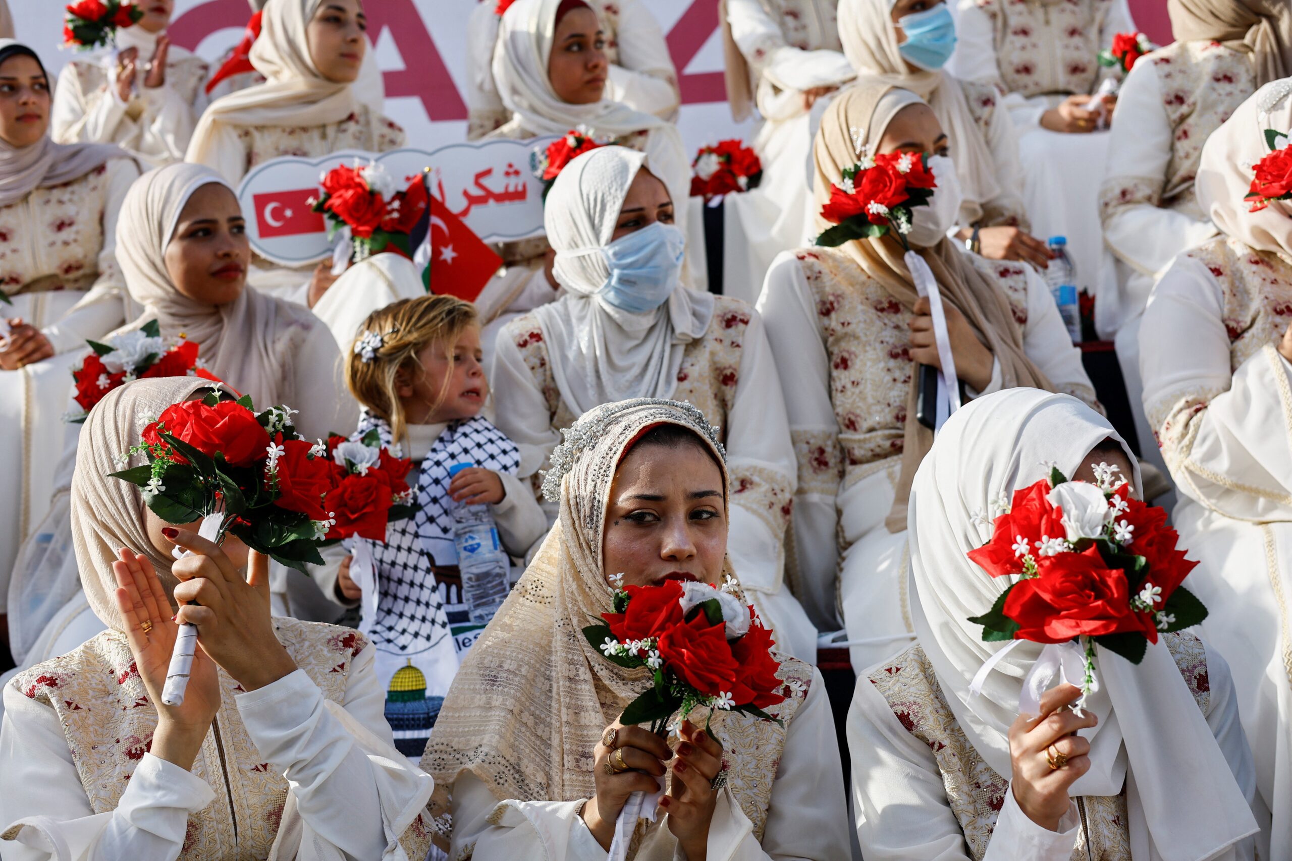 FOTOS: Em meio à guerra e à crise humanitária, Gaza realiza casamento coletivo para 50 casais