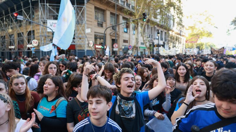 Argentinos protestam contra cortes em universidades