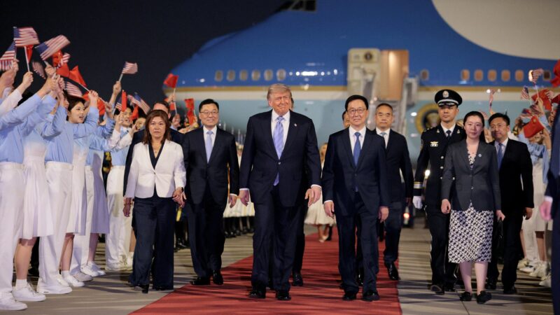 Trump é recebido na China com tapete vermelho e coreografia de estudantes