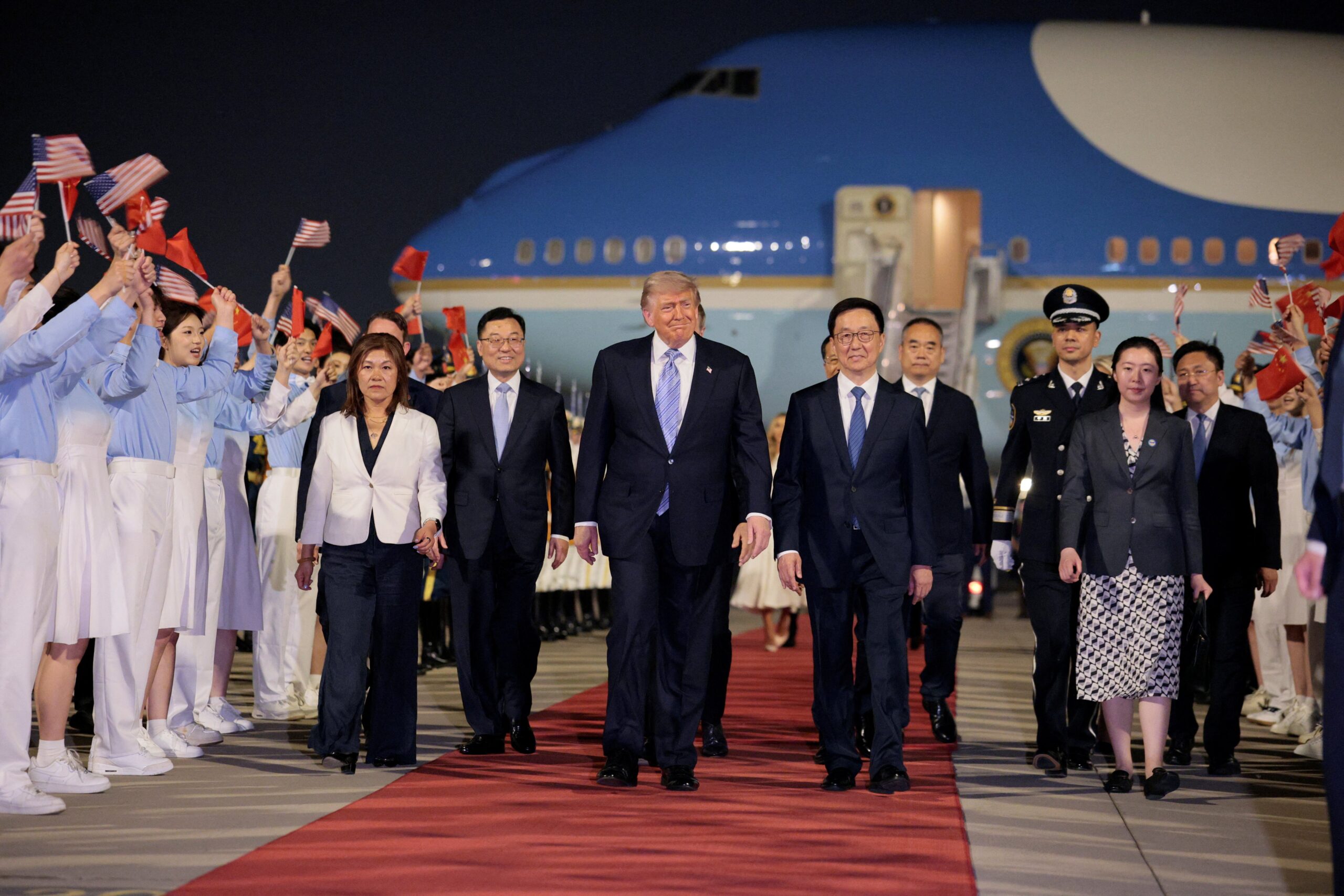 Trump é recebido na China com tapete vermelho e coreografia de estudantes