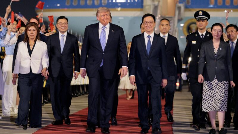 É #FAKE que Trump foi recebido ao som de ‘Y.M.C.A.’ em aeroporto de Pequim; vídeo teve áudio substituído