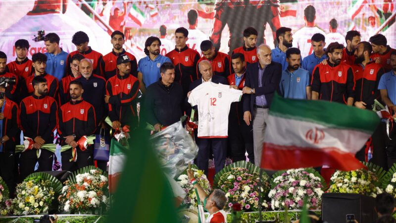 Multidão se despede da seleção do Irã antes de viagem para a Copa do Mundo