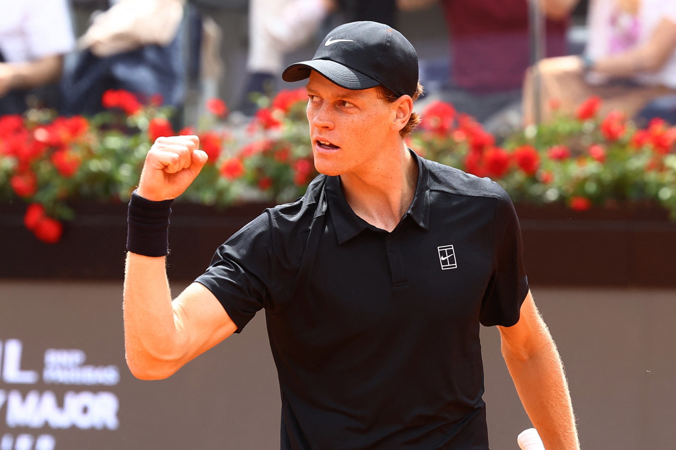 Sinner obtém 32ª vitória seguida em Masters 1000, quebra recorde de Djokovic e vai à semi em Roma