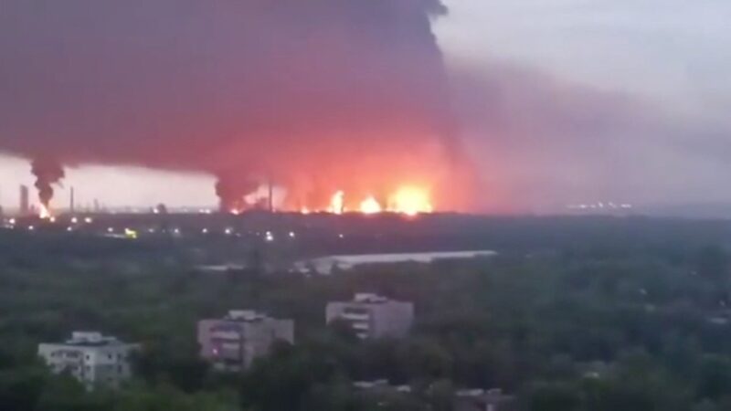 VÍDEO: prédio residencial na Rússia pega fogo após ser atingido por drone da Ucrânia