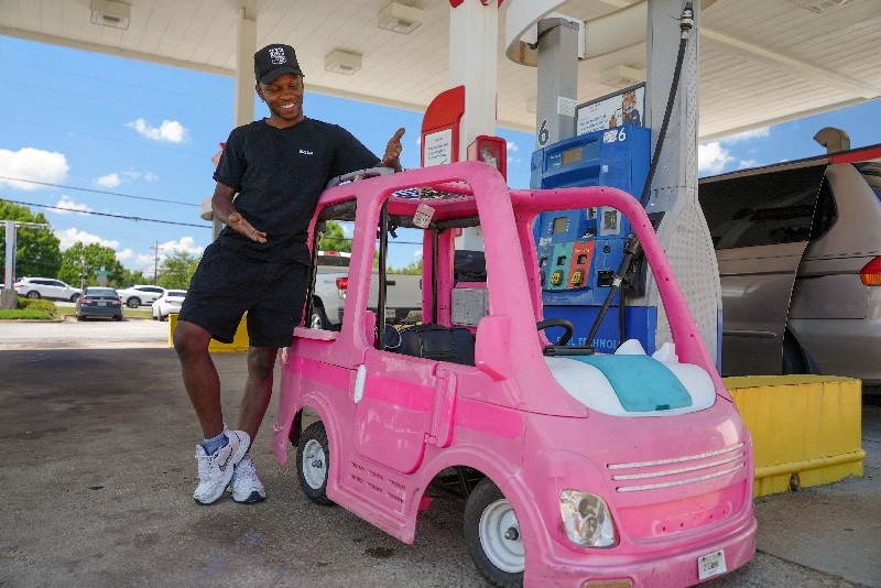 Carrinho da Barbie e menos viagens: americanos precisam improvisar após disparada da gasolina nos EUA