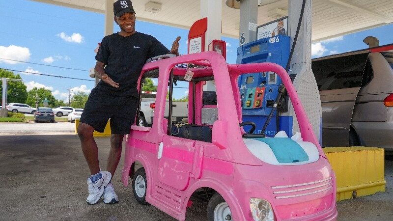 Gasolina cara faz americanos improvisarem até com carros de brinquedo