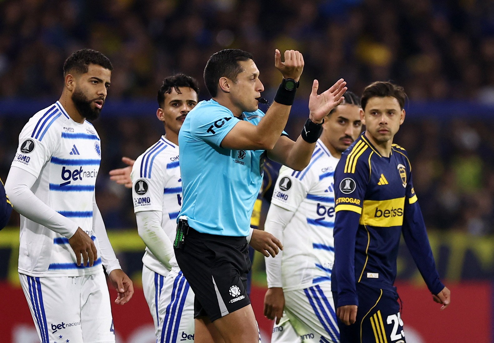 Lucas Romero rebate Paredes sobre polêmicas de Boca x Cruzeiro; veja versões