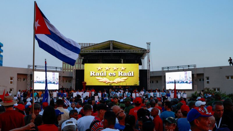 Cubanos protestam em frente à embaixada dos EUA em Havana contra acusação de Raúl Castro