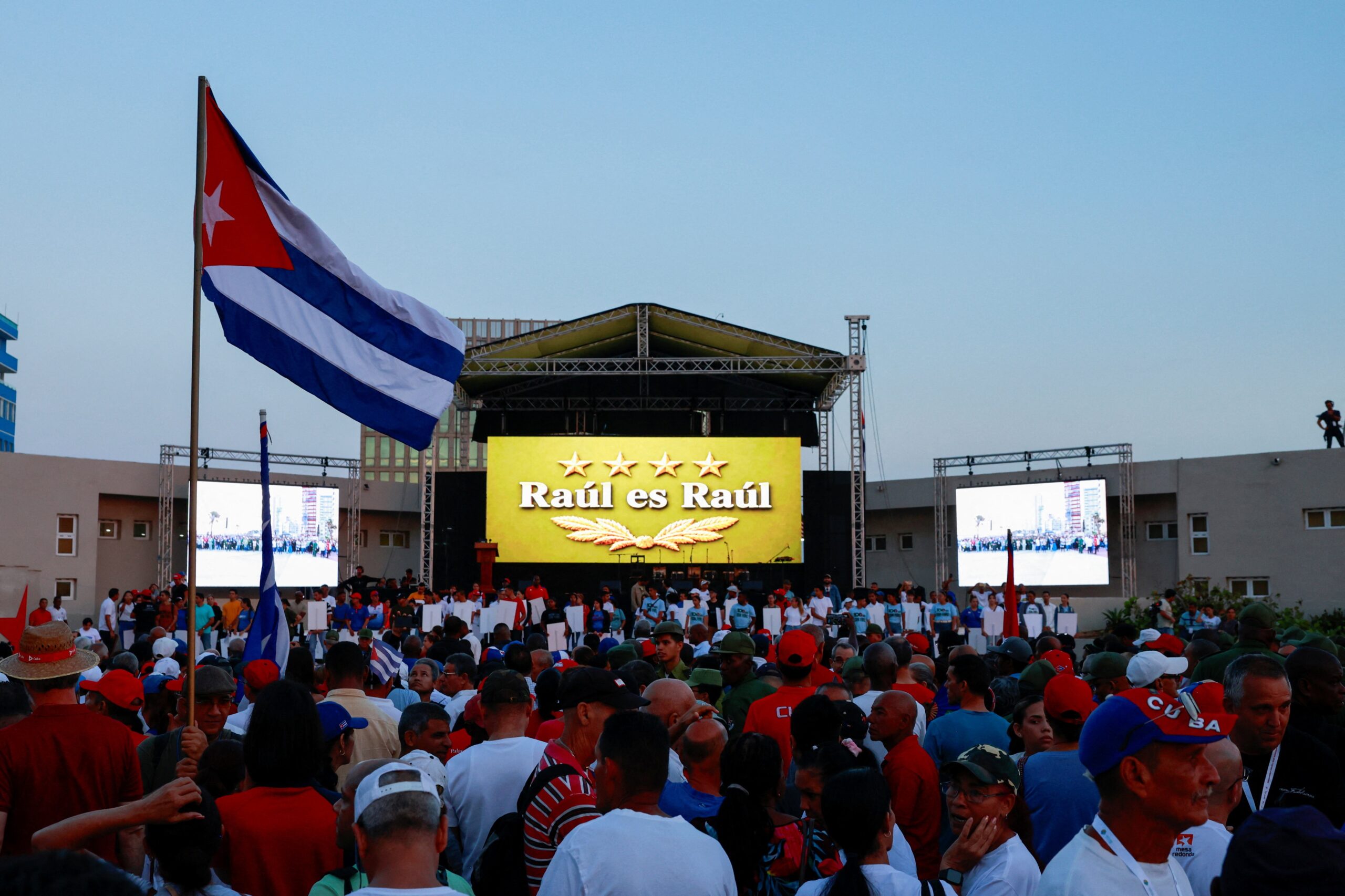 Cubanos protestam em frente à embaixada dos EUA em Havana contra acusação de Raúl Castro