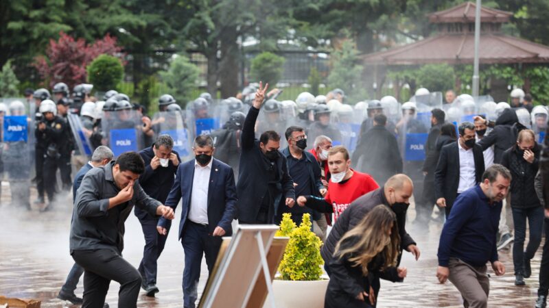 Polícia invade sede do principal partido da oposição na Turquia; VÍDEO