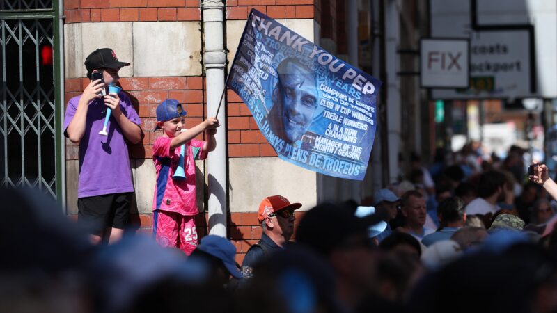 Guardiola se despede da torcida do Manchester City em desfile com últimas taças conquistadas