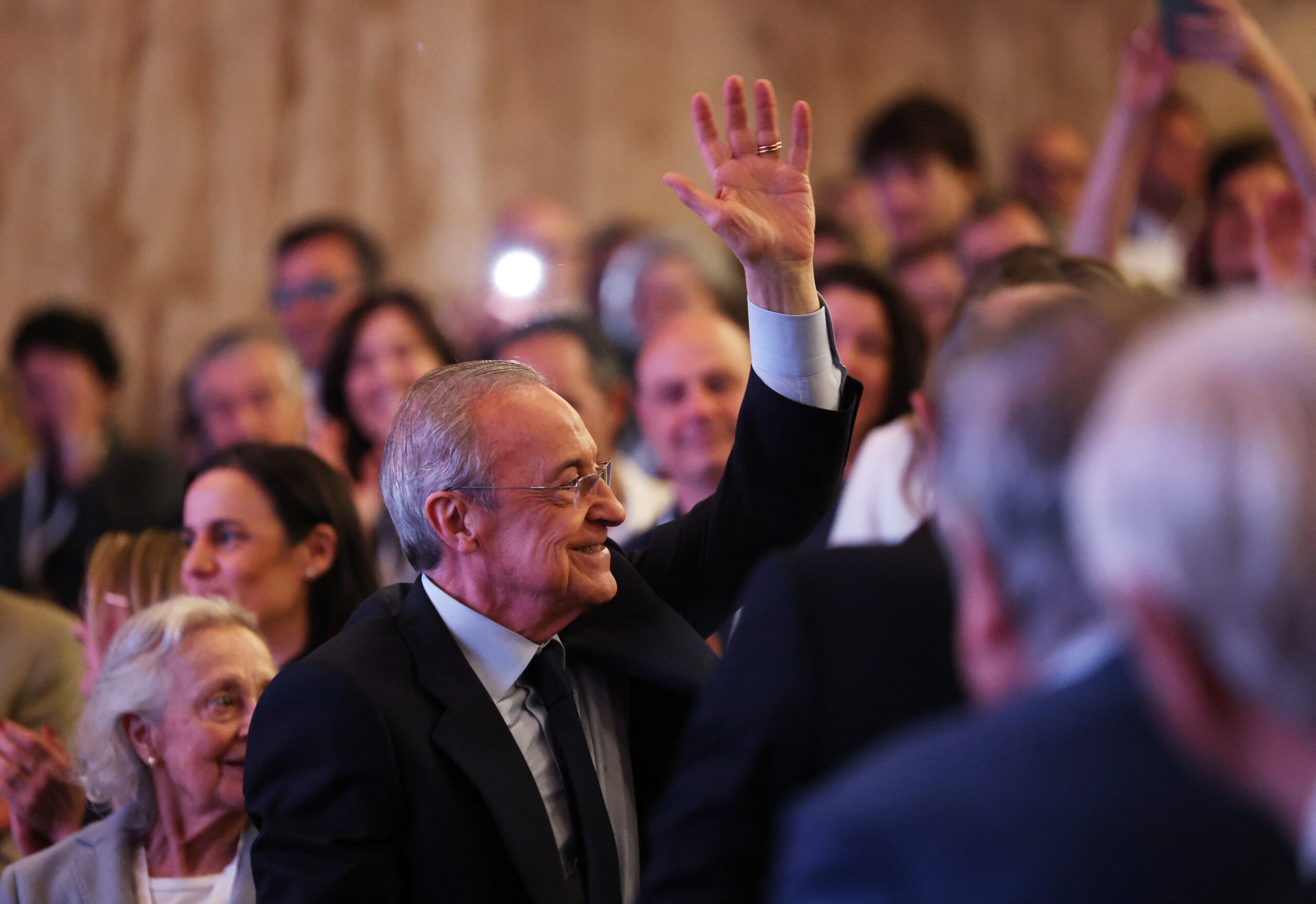 Com apoio de Ronaldo, Florentino Pérez apresenta candidatura à presidência do Real Madrid