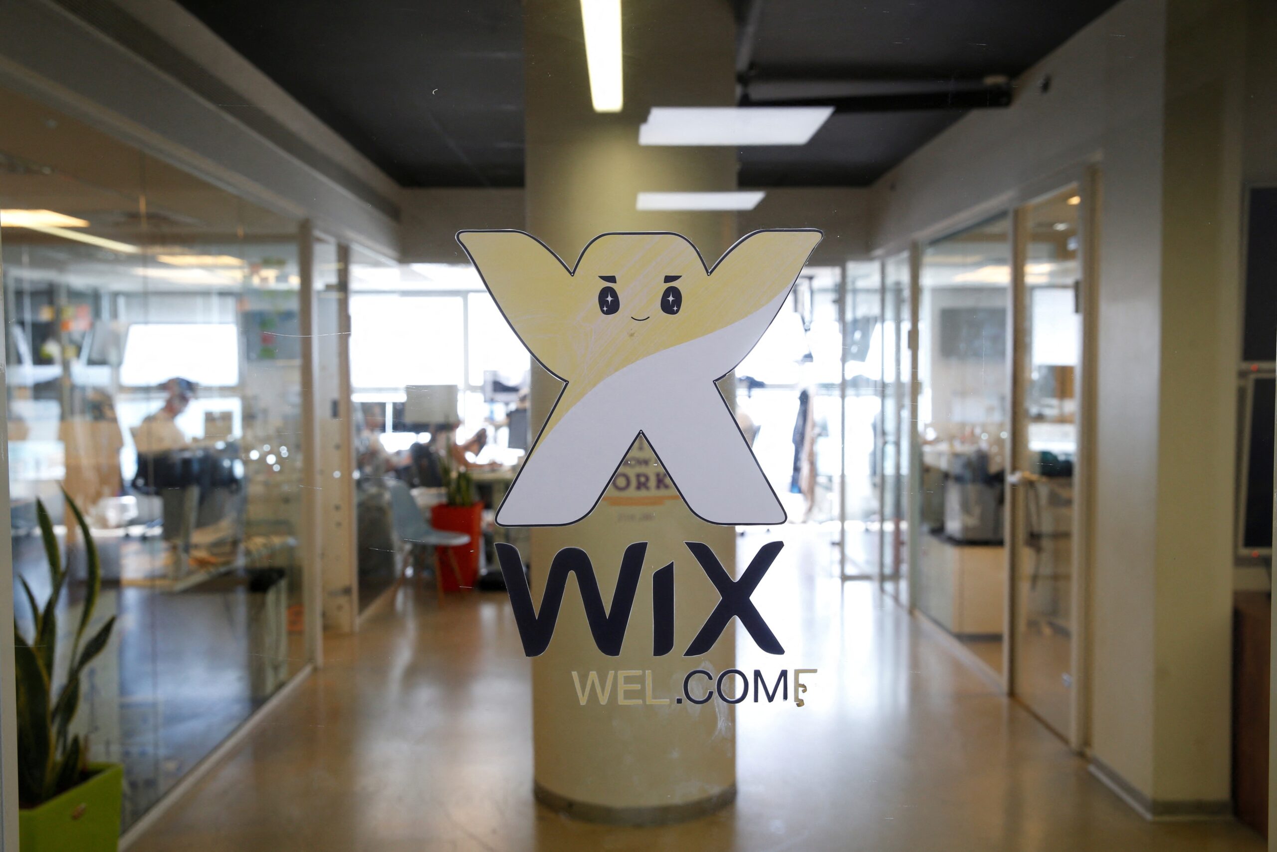 Empresa de sites Wix anuncia demissão de mil funcionários e cita avanço da inteligência artificial