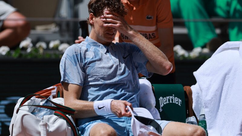 Sinner sofre com o calor, perde para Juan Manuel Cerúndolo e dá adeus a Roland Garros