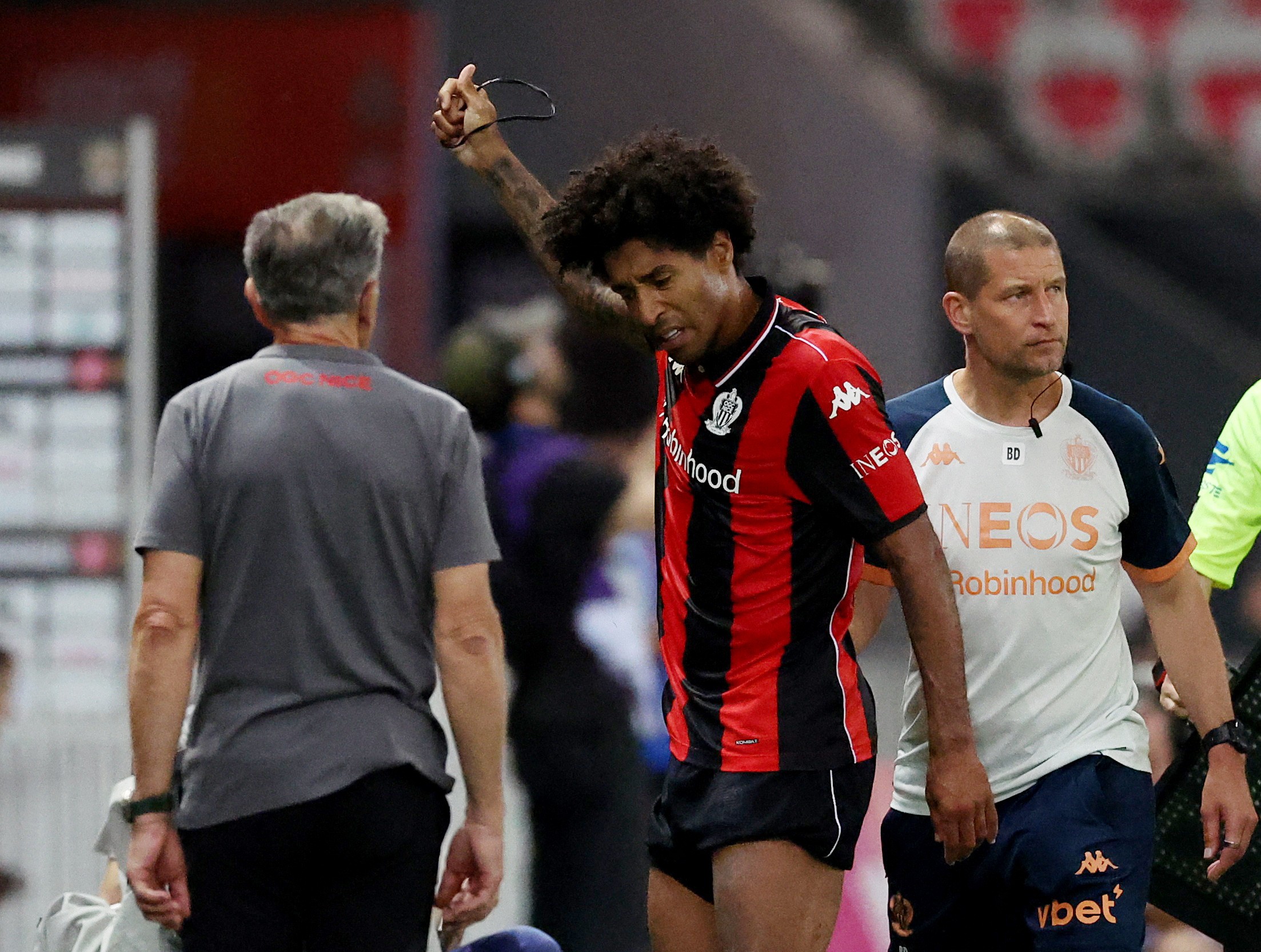 Dante encerra carreira aos 42 anos em goleada que evitou rebaixamento do Nice no Campeonato Francês