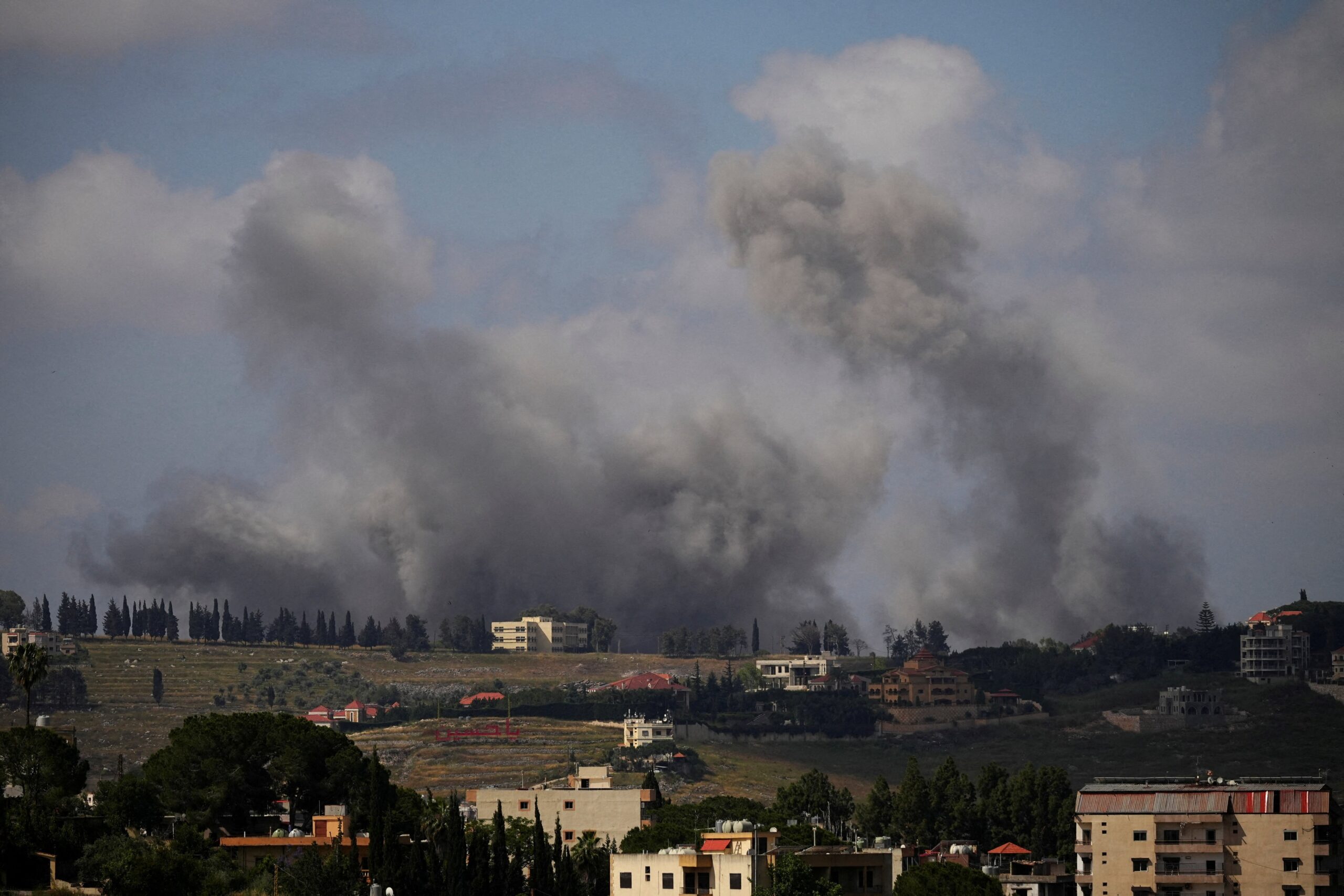 Israel faz novos ataques e avança no sul do Líbano em meio a negociações