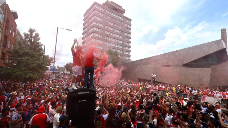 Arsenal celebra título da Premier League com multidão um dia após perder a Champions; veja fotos
