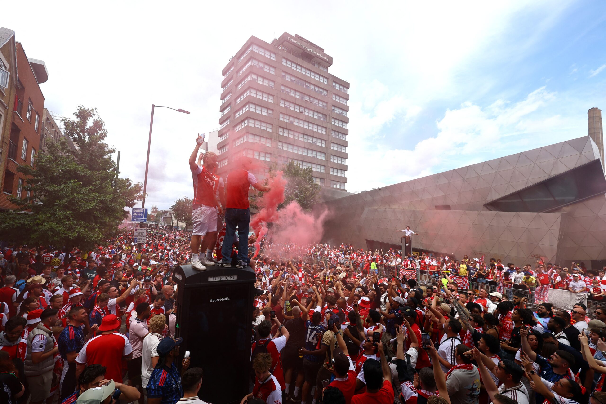Arsenal celebra título da Premier League com multidão um dia após perder a Champions; veja fotos