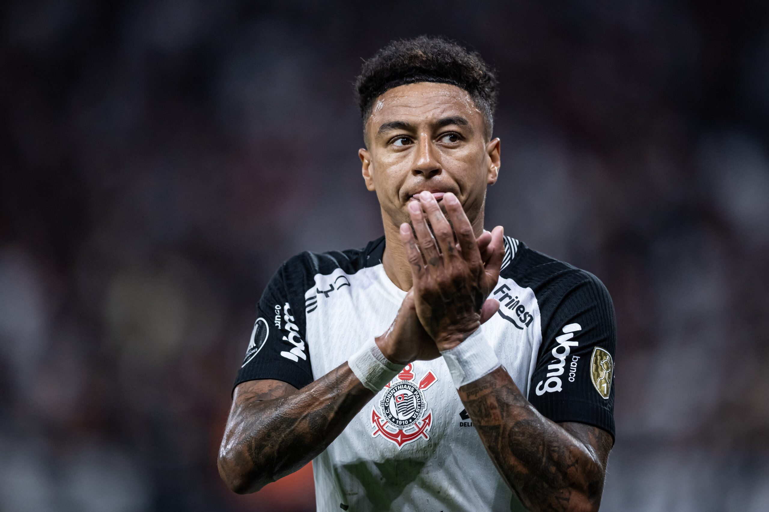Lingard faz gol em Itaquera, revela “lições de português” e elogia Diniz no Corinthians: “Novas ideias”