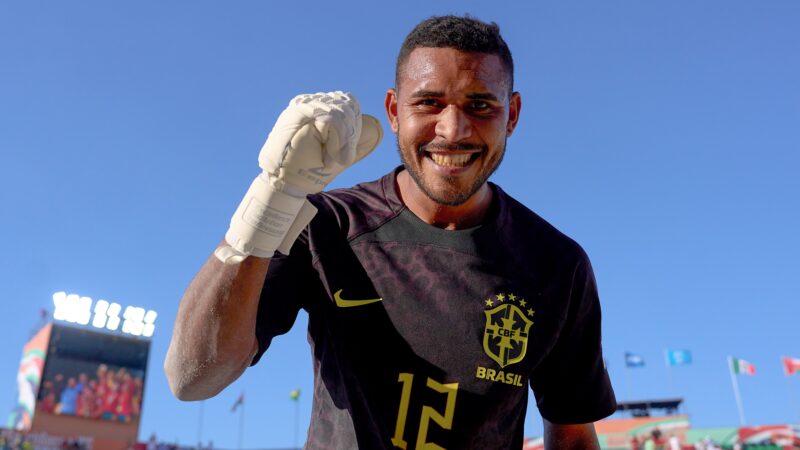 Bobô supera europeus e é eleito melhor goleiro do mundo no beach soccer