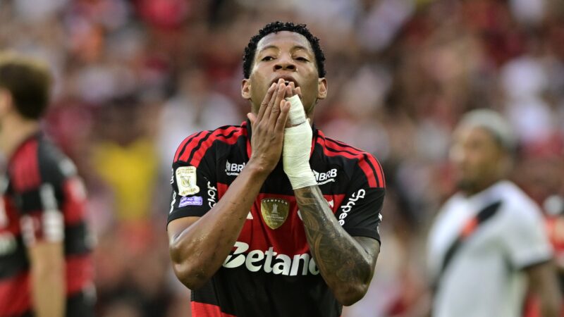 Análise: Flamengo se adapta sem meias, mas vacila e desperdiça chance de encostar no Palmeiras