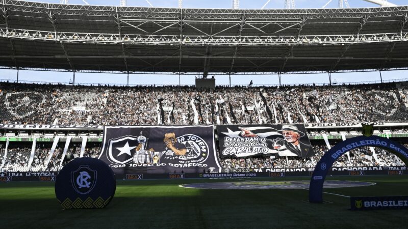 Torcedores protestam no CT do Botafogo após eliminação na Copa do Brasil