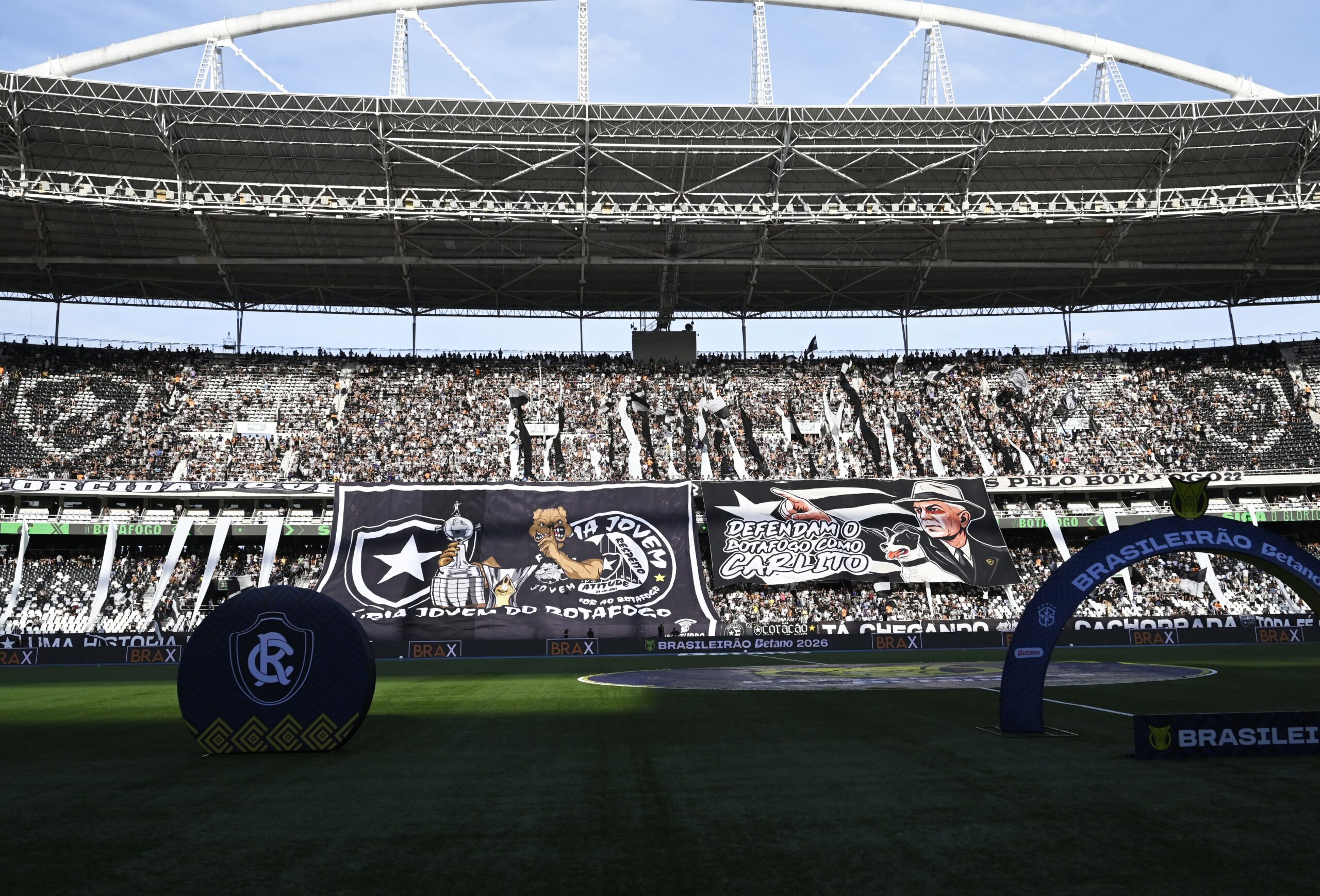 Torcedores protestam no CT do Botafogo após eliminação na Copa do Brasil