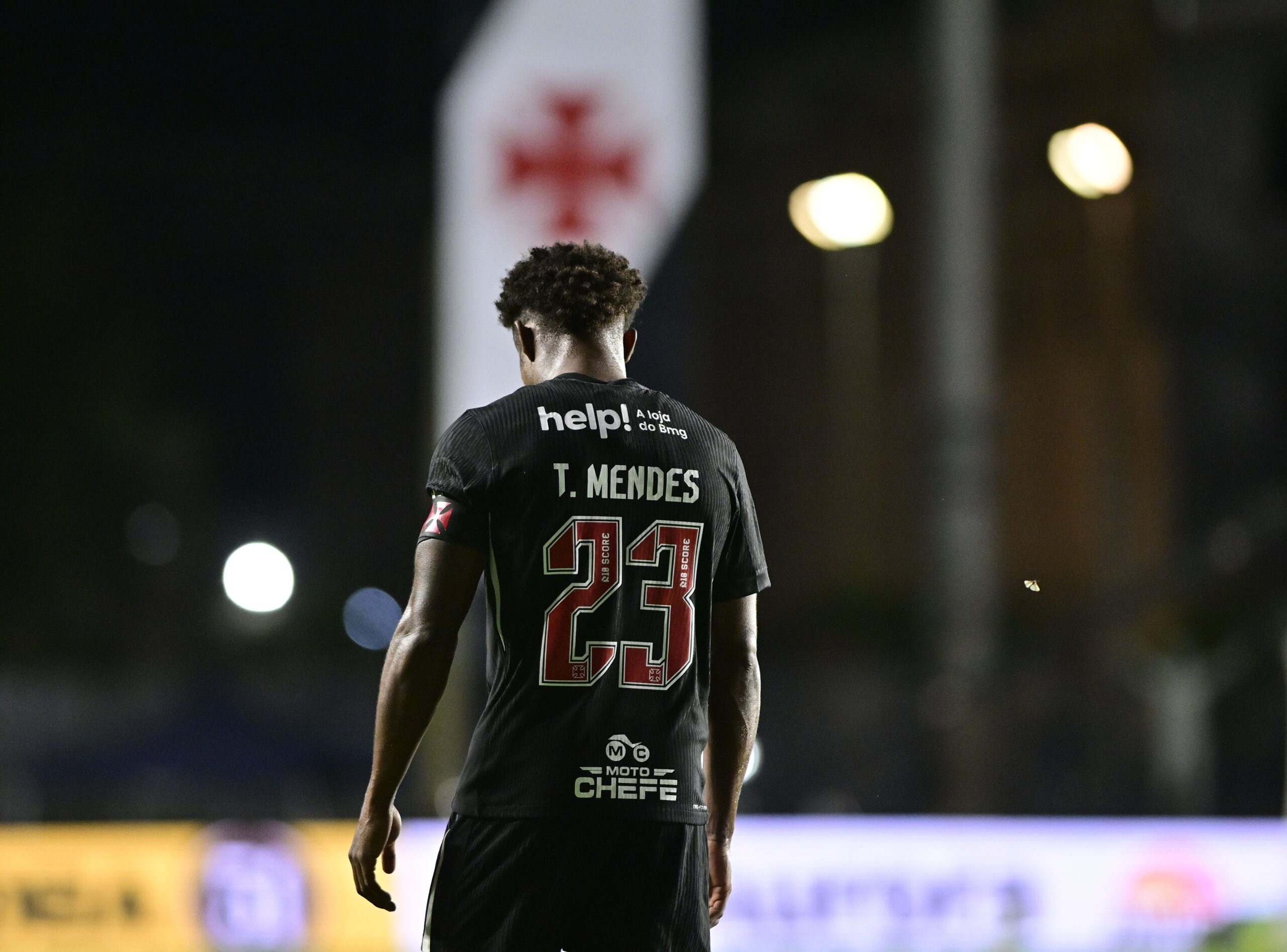 Thiago Mendes se diz envergonhado após derrota do Vasco: “3 a 0 e poderia ter sido mais”