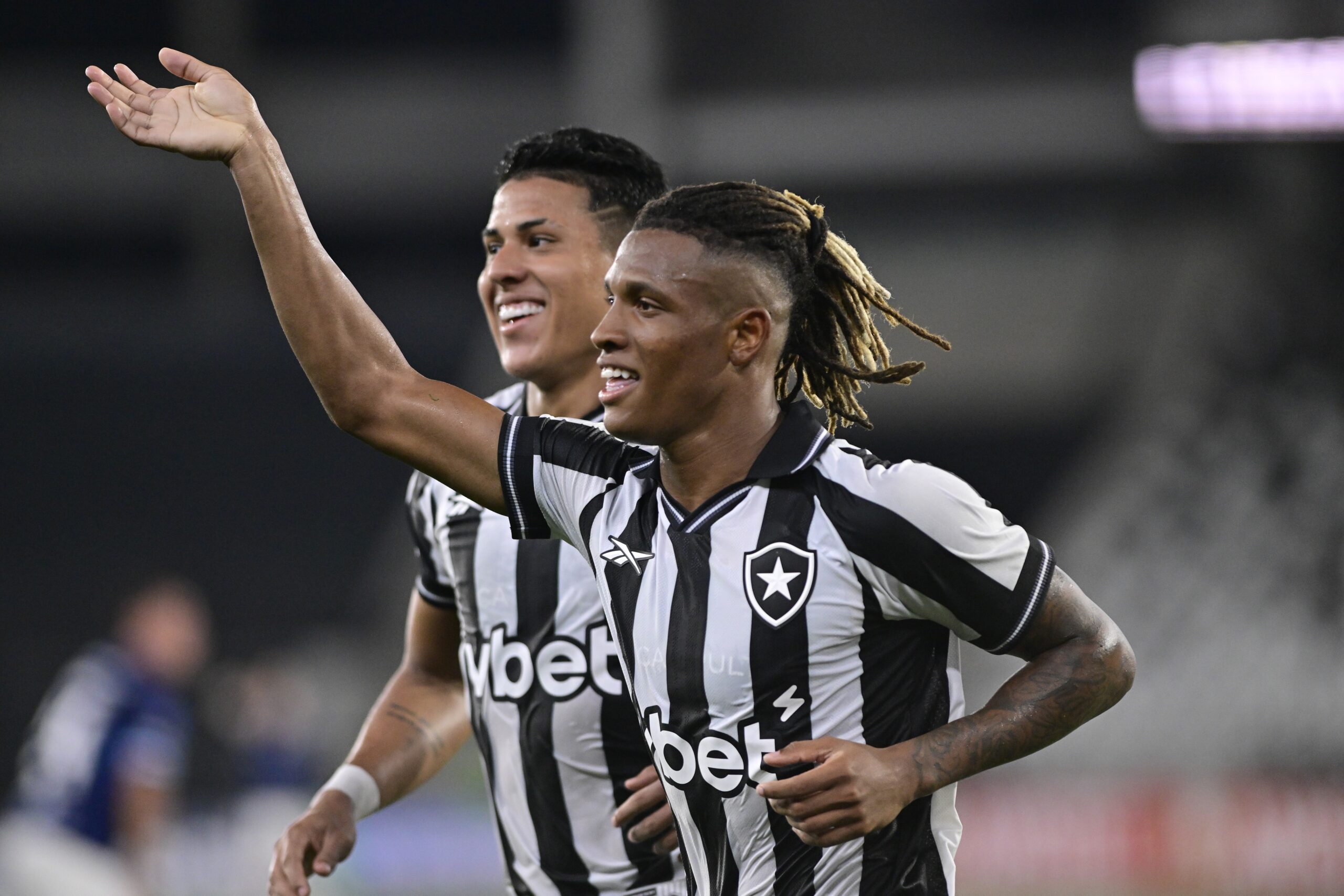 Bastidores: divergências entre estafe de Danilo e Botafogo aceleram despedida do jogador