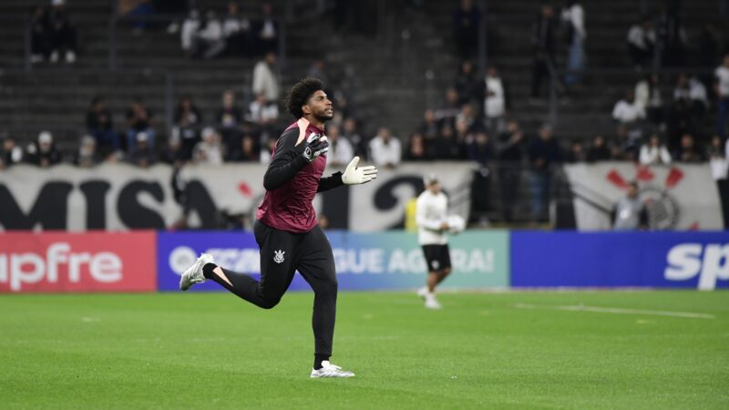 Hugo Souza se desculpa por falhas em derrota do Corinthians: “Triste por ter errado”