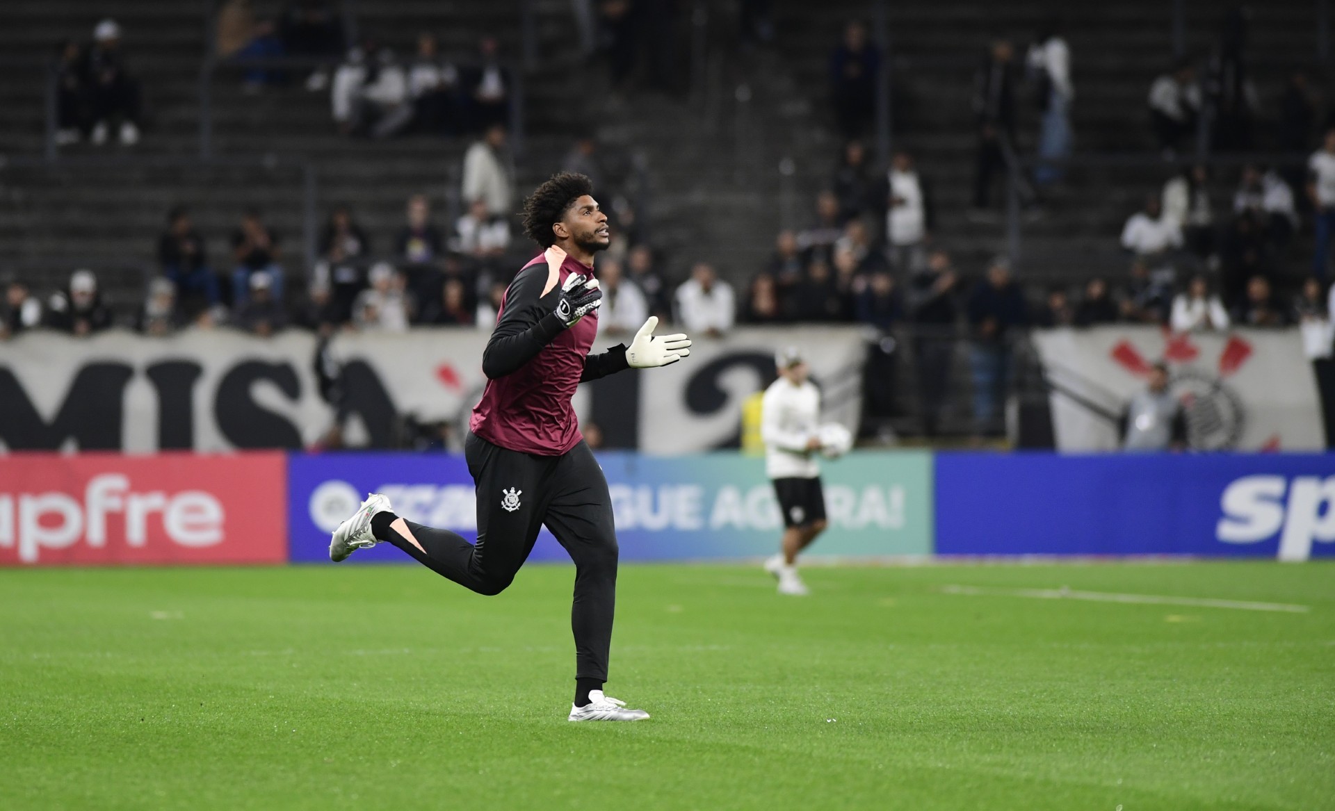 Hugo Souza se desculpa por falhas em derrota do Corinthians: “Triste por ter errado”