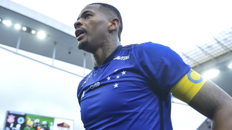 Campeão da Série B no Cruzeiro, zagueiro volta após grave lesão e será negociado na janela