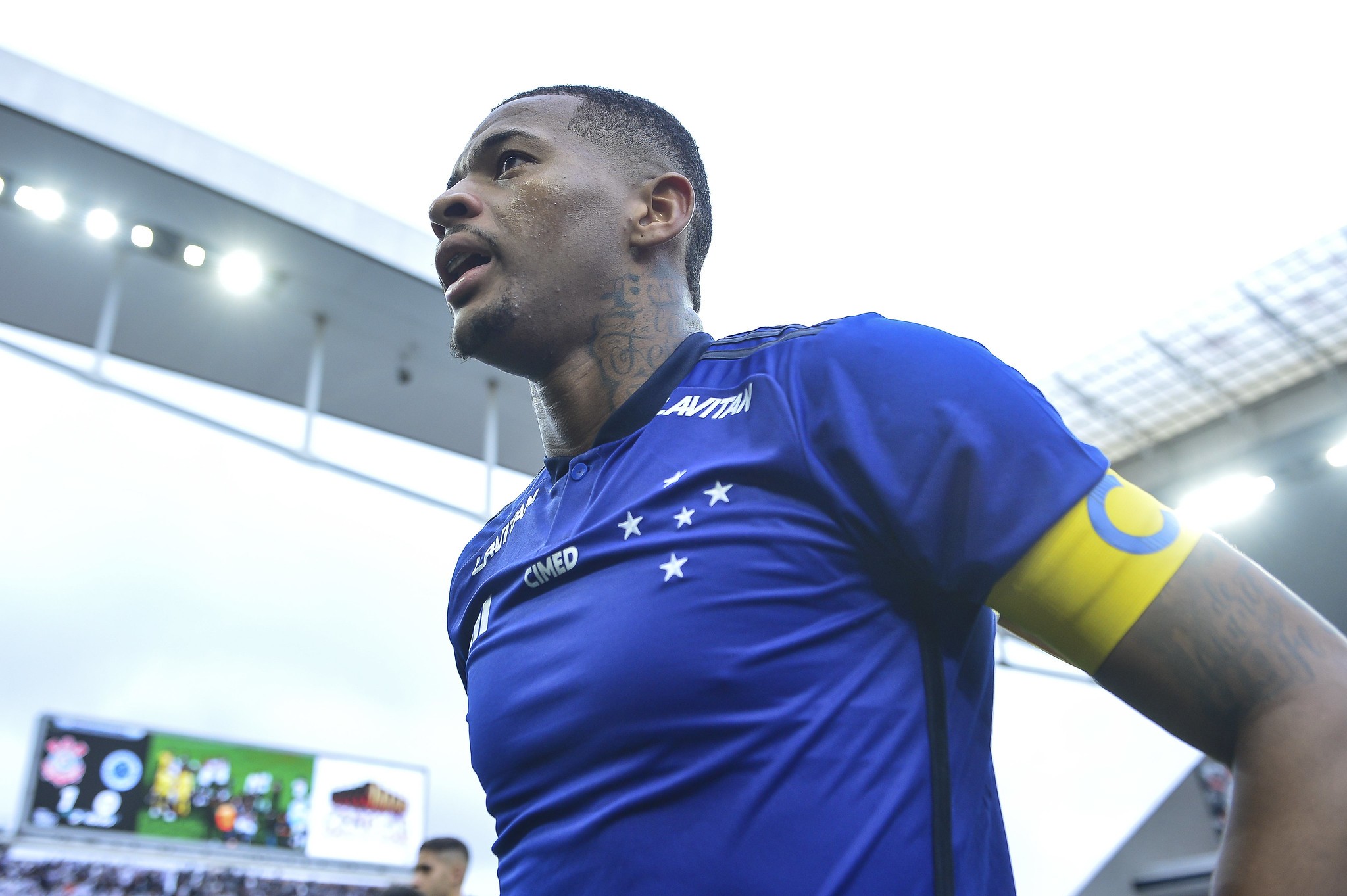Campeão da Série B no Cruzeiro, zagueiro volta após grave lesão e será negociado na janela