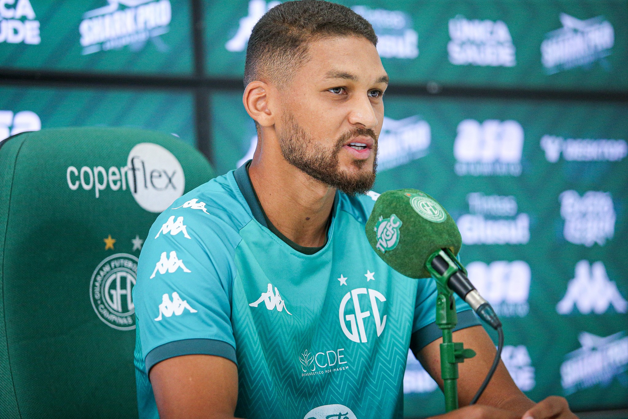 Zagueiro, volante ou lateral? Raphael Rodrigues vira coringa e recupera espaço no Guarani